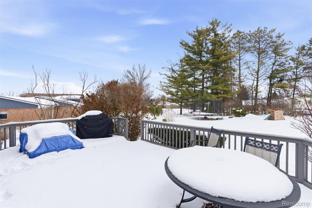 724 W Oxhill Drive, White Lake Charter Township, MI 48386