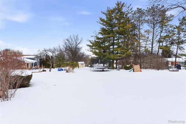 724 W Oxhill Drive, White Lake Charter Township, MI 48386
