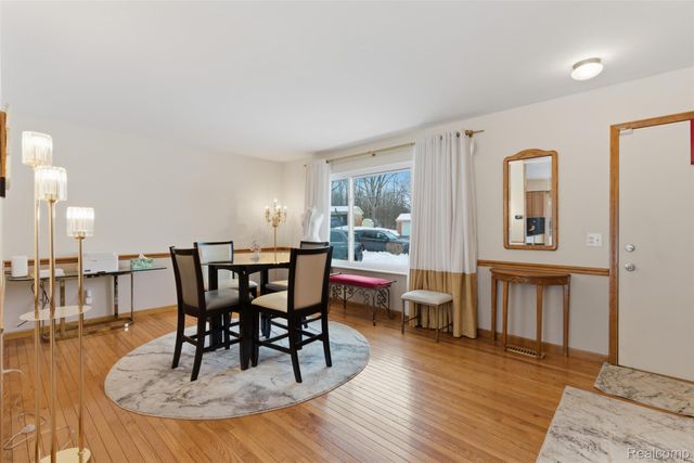 724 W Oxhill Drive, White Lake Charter Township, MI 48386