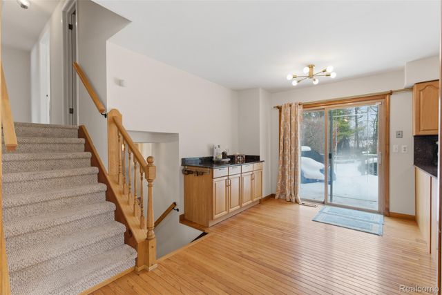 724 W Oxhill Drive, White Lake Charter Township, MI 48386