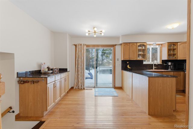 724 W Oxhill Drive, White Lake Charter Township, MI 48386