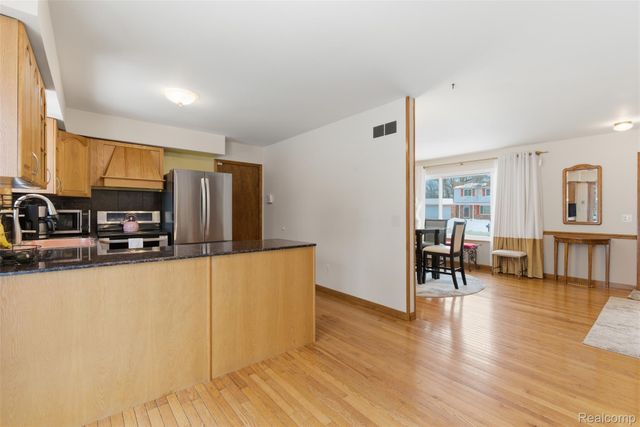 724 W Oxhill Drive, White Lake Charter Township, MI 48386