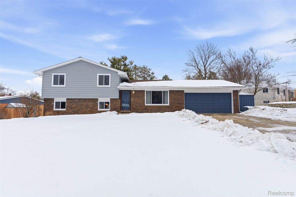 724 W Oxhill Drive, White Lake Charter Township, MI 48386