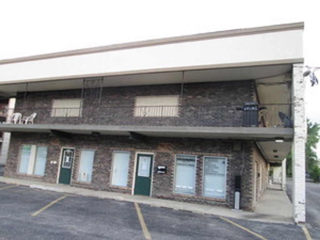 7925 W 103 Street 8, Palos Hills, IL 60465