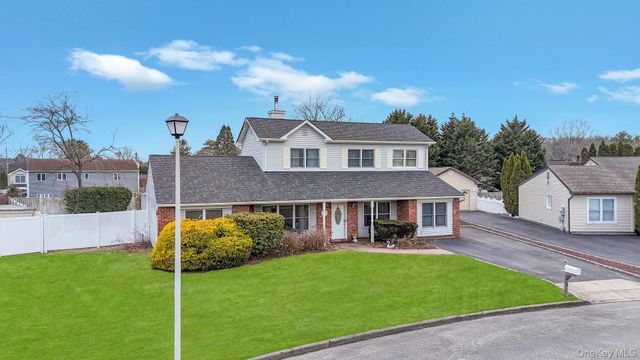 40 Sequoia Way, Holbrook, NY 11741