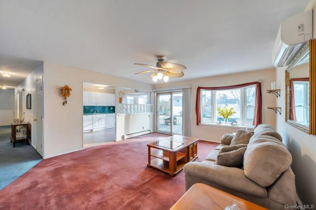 40 Sequoia Way, Holbrook, NY 11741