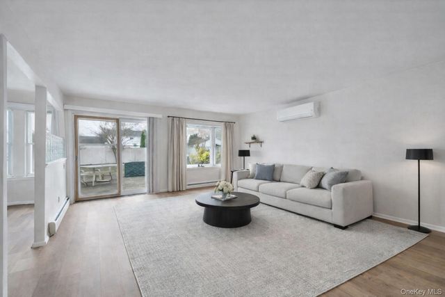 40 Sequoia Way, Holbrook, NY 11741