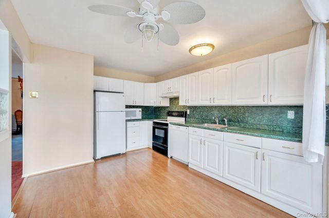 40 Sequoia Way, Holbrook, NY 11741