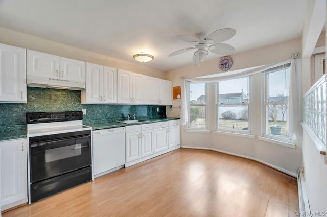 40 Sequoia Way, Holbrook, NY 11741