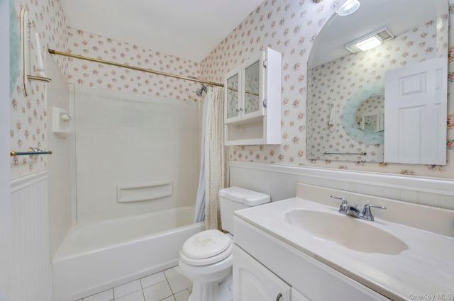 40 Sequoia Way, Holbrook, NY 11741