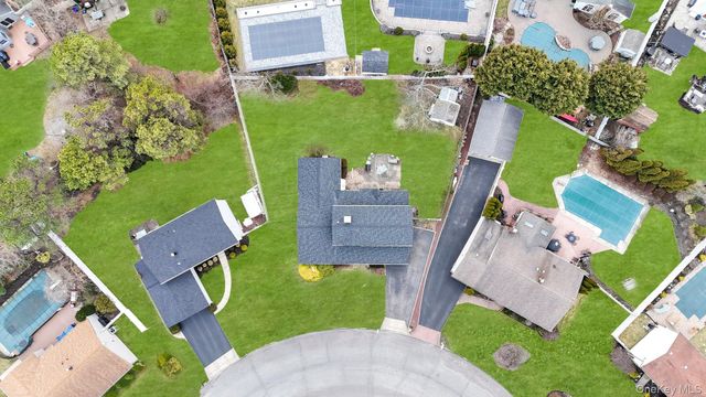 40 Sequoia Way, Holbrook, NY 11741