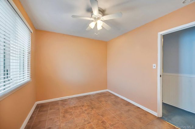 40 Sequoia Way, Holbrook, NY 11741