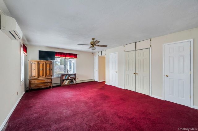 40 Sequoia Way, Holbrook, NY 11741