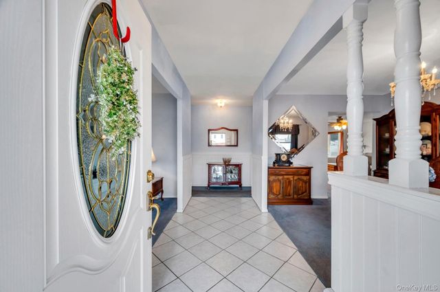 40 Sequoia Way, Holbrook, NY 11741