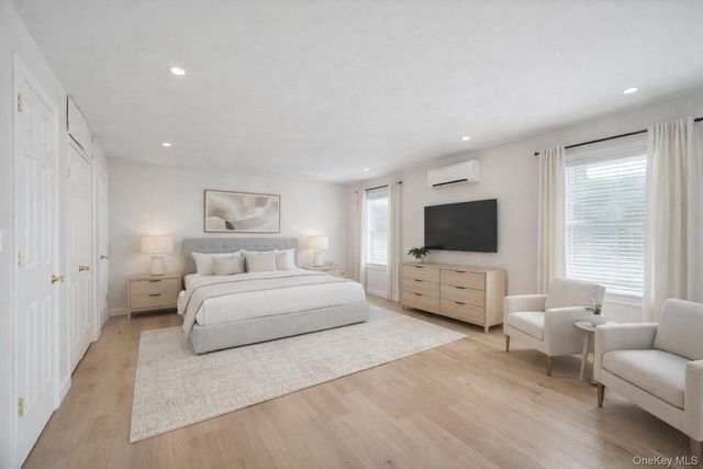 40 Sequoia Way, Holbrook, NY 11741