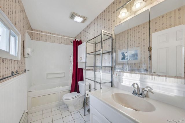 40 Sequoia Way, Holbrook, NY 11741