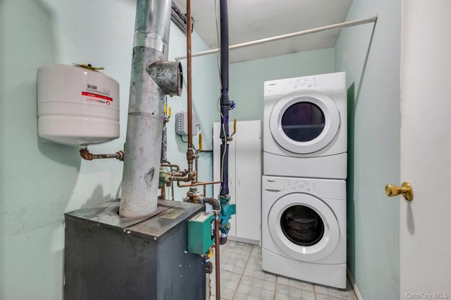 40 Sequoia Way, Holbrook, NY 11741