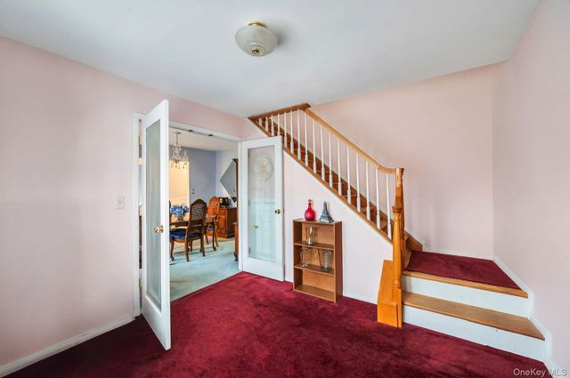 40 Sequoia Way, Holbrook, NY 11741