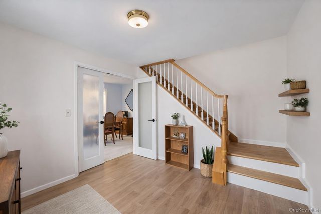 40 Sequoia Way, Holbrook, NY 11741