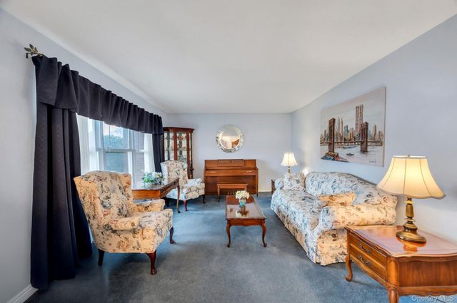 40 Sequoia Way, Holbrook, NY 11741