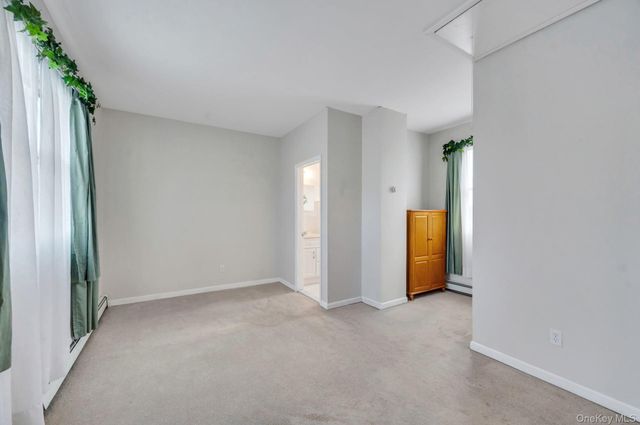 40 Sequoia Way, Holbrook, NY 11741