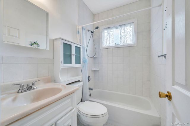 40 Sequoia Way, Holbrook, NY 11741