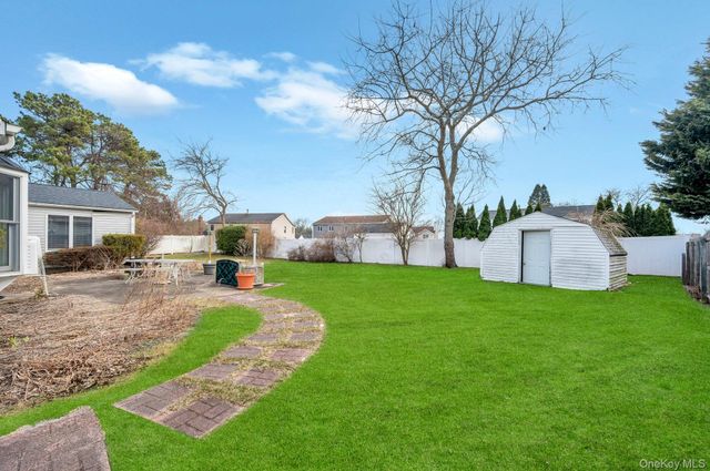 40 Sequoia Way, Holbrook, NY 11741