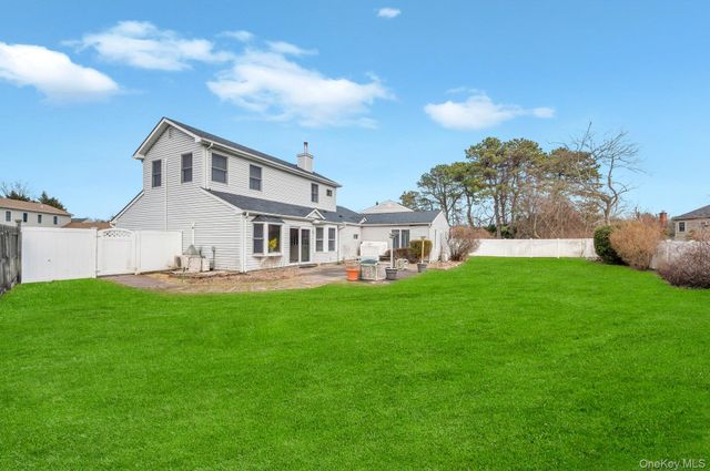 40 Sequoia Way, Holbrook, NY 11741