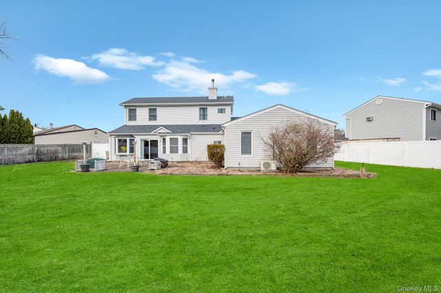 40 Sequoia Way, Holbrook, NY 11741