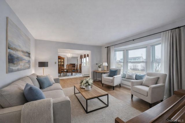 40 Sequoia Way, Holbrook, NY 11741