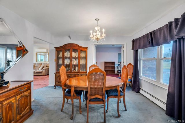 40 Sequoia Way, Holbrook, NY 11741