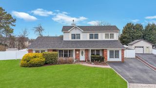 40 Sequoia Way, Holbrook, NY 11741