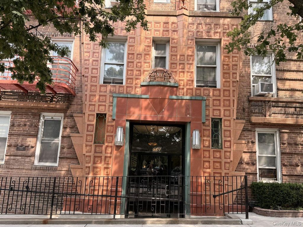 601 Pelham Parkway N 108, Bronx, NY 10467 — exterior