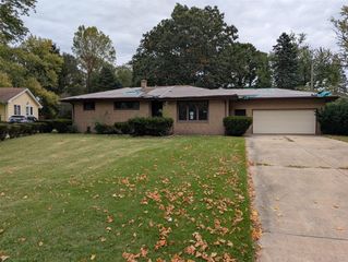 1913 E Ogden Avenue, Benton Harbor, MI 49022