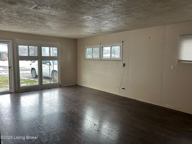 2907 Garey Ln, Louisville, KY 40216