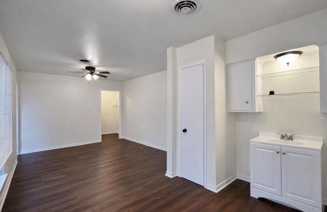 205 E Crestmont Drive, Alvin, TX 77511