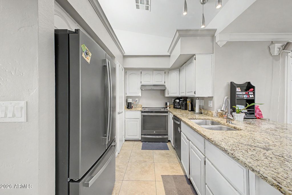 Image 10 of property listing at 3128 W FLYNN Lane, Phoenix, AZ 85017