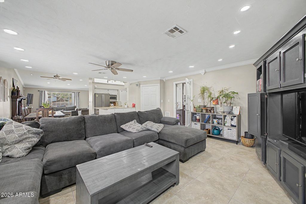 Image 12 of property listing at 3128 W FLYNN Lane, Phoenix, AZ 85017