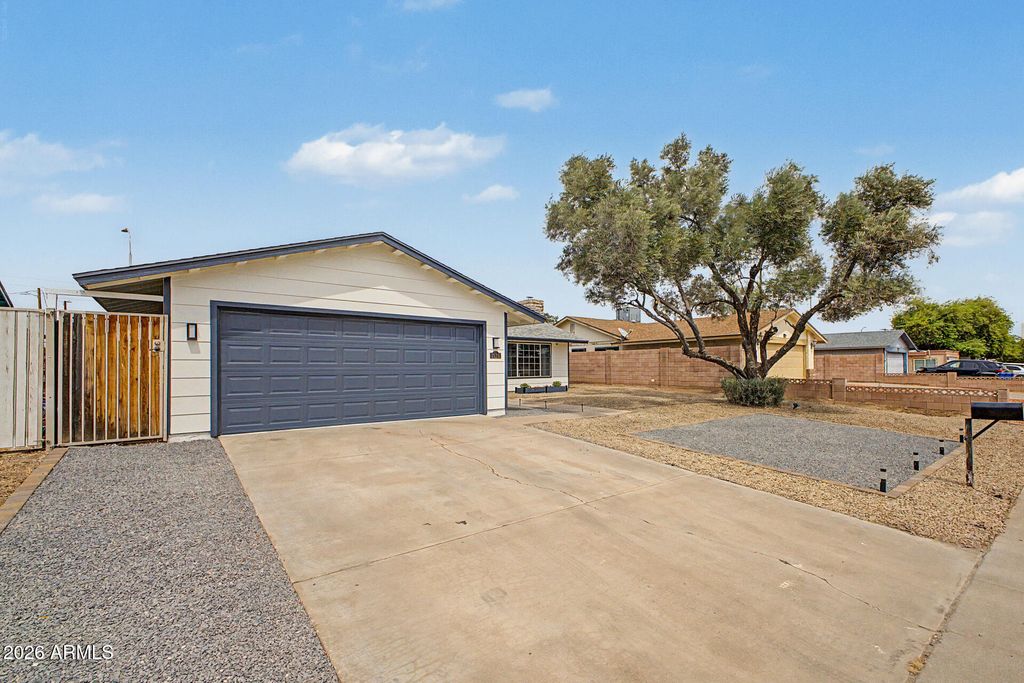 Image 3 of property listing at 3128 W FLYNN Lane, Phoenix, AZ 85017