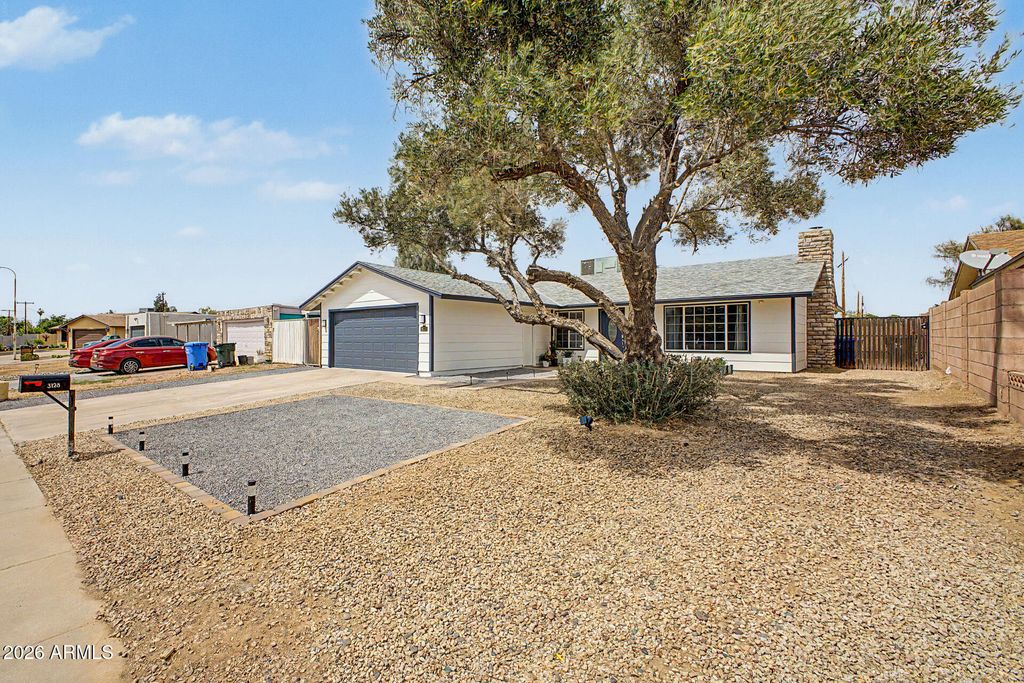 Image 4 of property listing at 3128 W FLYNN Lane, Phoenix, AZ 85017