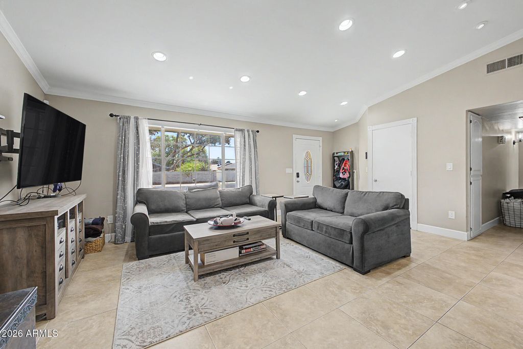 Image 6 of property listing at 3128 W FLYNN Lane, Phoenix, AZ 85017