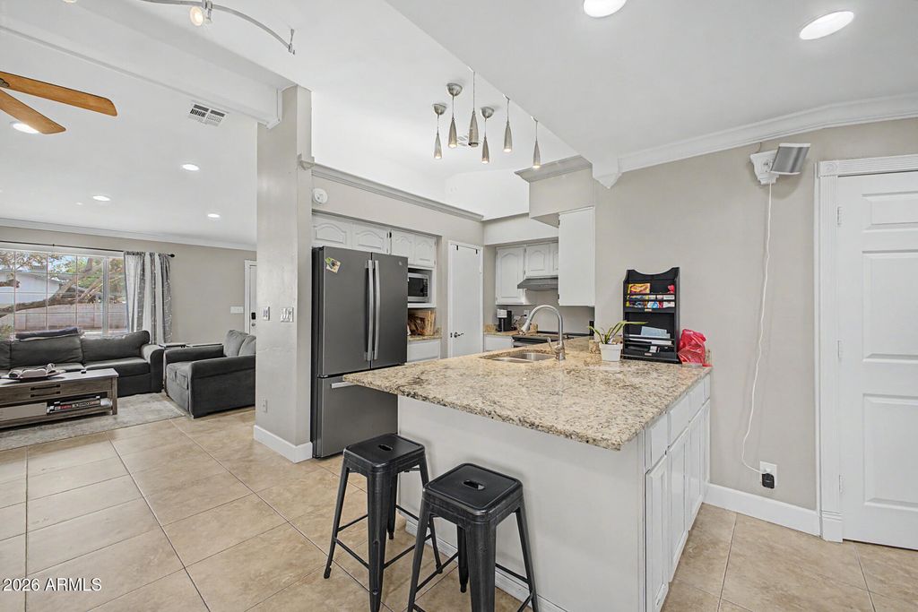 Image 7 of property listing at 3128 W FLYNN Lane, Phoenix, AZ 85017