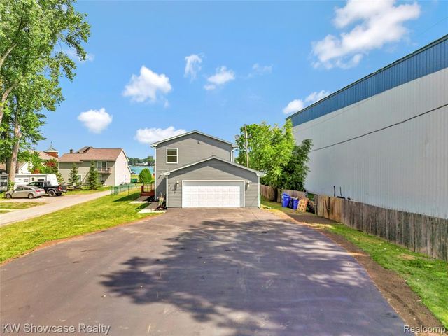 4392 Cass Elizabeth Road, Waterford, MI 48328