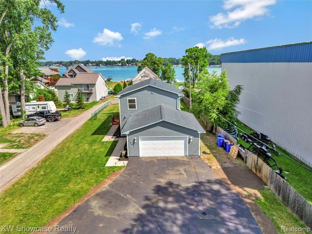 4392 Cass Elizabeth Road, Waterford, MI 48328