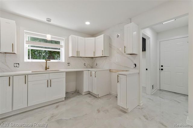 4392 Cass Elizabeth Road, Waterford, MI 48328