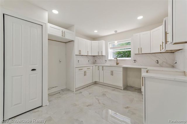 4392 Cass Elizabeth Road, Waterford, MI 48328