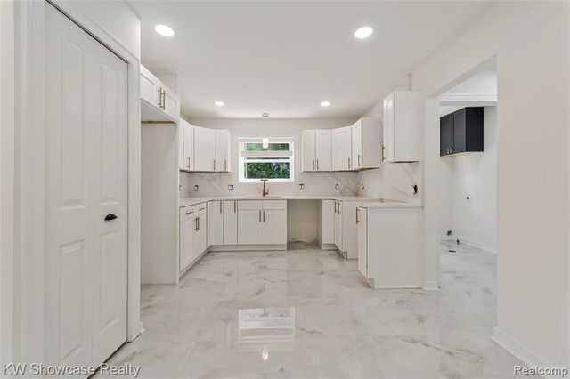 4392 Cass Elizabeth Road, Waterford, MI 48328