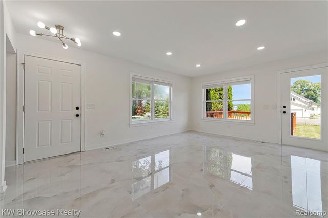 4392 Cass Elizabeth Road, Waterford, MI 48328