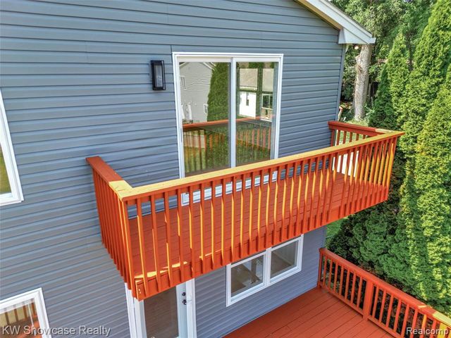 4392 Cass Elizabeth Road, Waterford, MI 48328