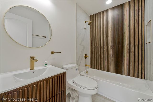 4392 Cass Elizabeth Road, Waterford, MI 48328